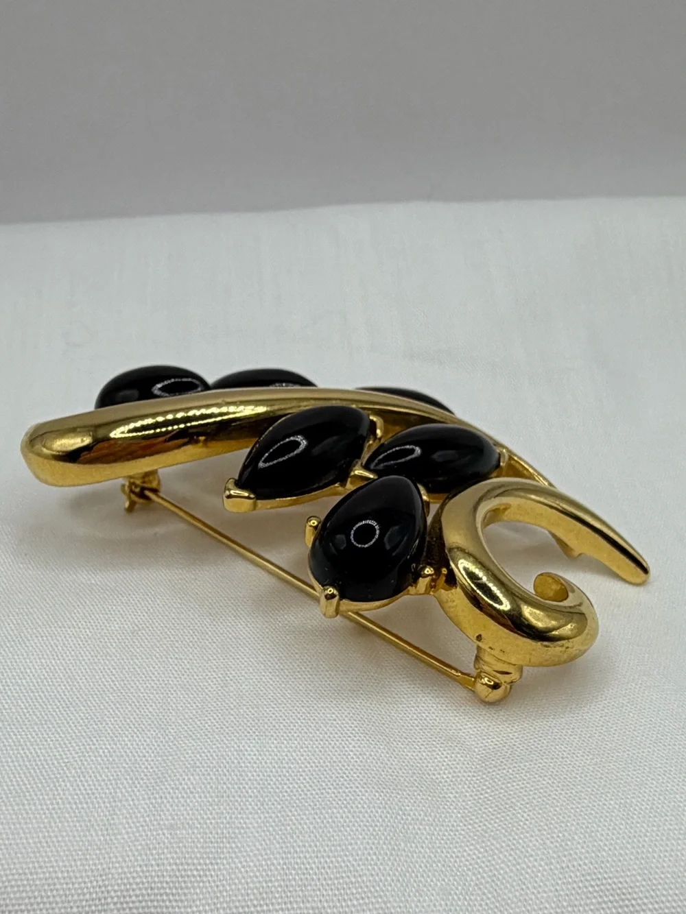 Vintage Trifari Signed Brooch Pin Gold Tone Black Cabochon Leaves Floral